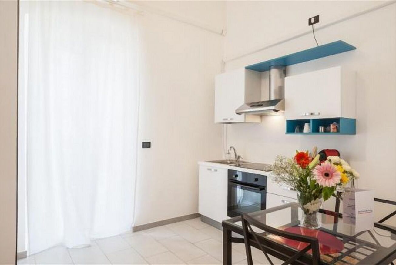Fridge, oven, stovetop, coffee/tea maker