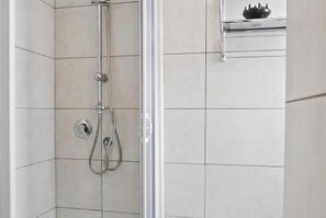 Bruser, hårtørrer, bidet, håndklæder