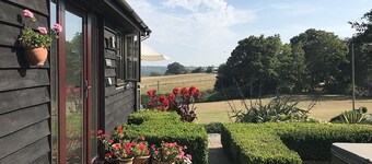 Et luksuriøst selvbetjent retrett for to, komplett med innendørs basseng og badestamp.