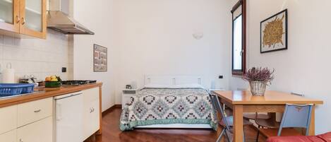 Een strijkplank/strijkijzer, wifi, beddengoed