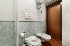 Douche, sèche-cheveux, bidet, serviettes fournies