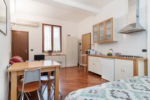 Iron/ironing board, WiFi, bed sheets - GuestHost - NEW! Central Studio x 2 in Bologna (Bologna)