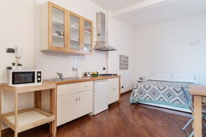 Tabla de planchar con plancha, wifi y ropa de cama 