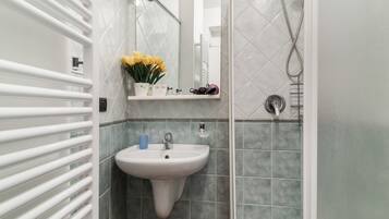 Douche, sĂšche-cheveux, bidet, serviettes fournies