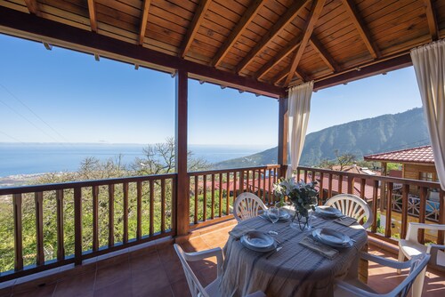 MOUNTAIN VILLA WITH SEA VIEWS (FREE WIFI)