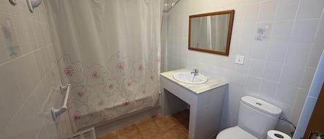 Bathtub, towels