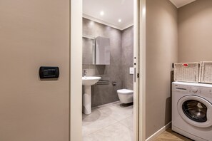 Douche, sèche-cheveux, bidet