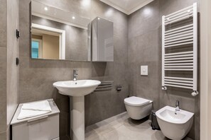 Een douche, een haardroger, een bidet