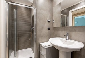 Douche, sèche-cheveux, bidet