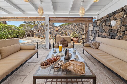 Talo, jossa on lämmitetty uima-allas, solarium, suuri puutarha, WiFi laajakaista