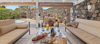 Talo, jossa on lämmitetty uima-allas, solarium, suuri puutarha, WiFi laajakaista