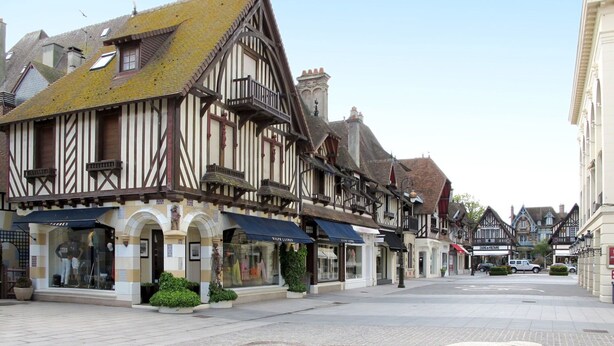 A traditional European street with half-timbered buildings, cobblestone pavement, and storefronts. - Nice apartment for 2 people with WIFI and TV (Trouville-sur-mer)