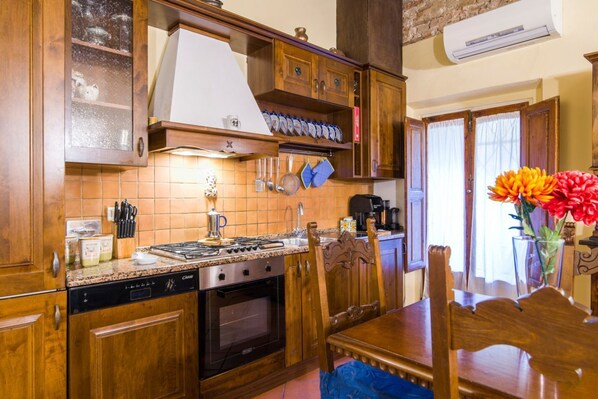 Fridge, microwave, oven, stovetop - GuestHost - NEW! Ariento Refined Apartment Florence x 4! (Firenze)