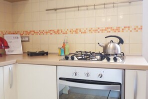 Fridge, oven, stovetop, dishwasher