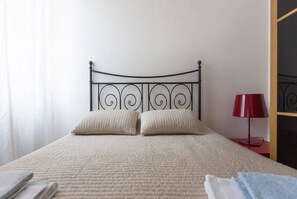 1 bedroom, WiFi - GuestHost - Exclusive and cosy 50sqm apartment that can accommodate up to 4 people, located in the heart of Milan just 10 minutes on foot from Piazza Duomo. The accommodation is located on the third floor of a modern building with lift and the peculiar p (milano)
