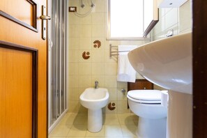Shower, hair dryer, bidet - Our studio is located near via Libertà, in a context full of restaurants, bars and shops! A stone's throw from Notarbartolo Station and the English Garden.Well connected with the rest of the city and with Mondello beach by buses 806 and 101 (bus stop 5 (Palermo)