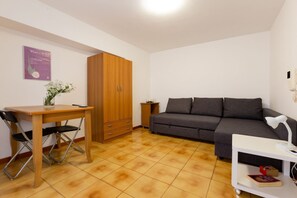 Living area - Our studio is located near via Libertà, in a context full of restaurants, bars and shops! A stone's throw from Notarbartolo Station and the English Garden.Well connected with the rest of the city and with Mondello beach by buses 806 and 101 (bus stop 5 (Palermo)