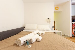 1 bedroom, iron/ironing board, Internet, bed sheets - Our studio is located near via Libertà, in a context full of restaurants, bars and shops! A stone's throw from Notarbartolo Station and the English Garden.Well connected with the rest of the city and with Mondello beach by buses 806 and 101 (bus stop 5 (Palermo)