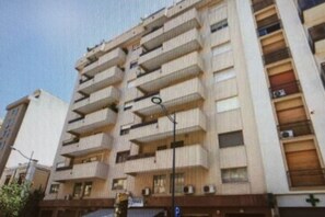 Exterior - Our studio is located near via Libertà, in a context full of restaurants, bars and shops! A stone's throw from Notarbartolo Station and the English Garden.Well connected with the rest of the city and with Mondello beach by buses 806 and 101 (bus stop 5 (Palermo)