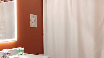 Bathtub, towels