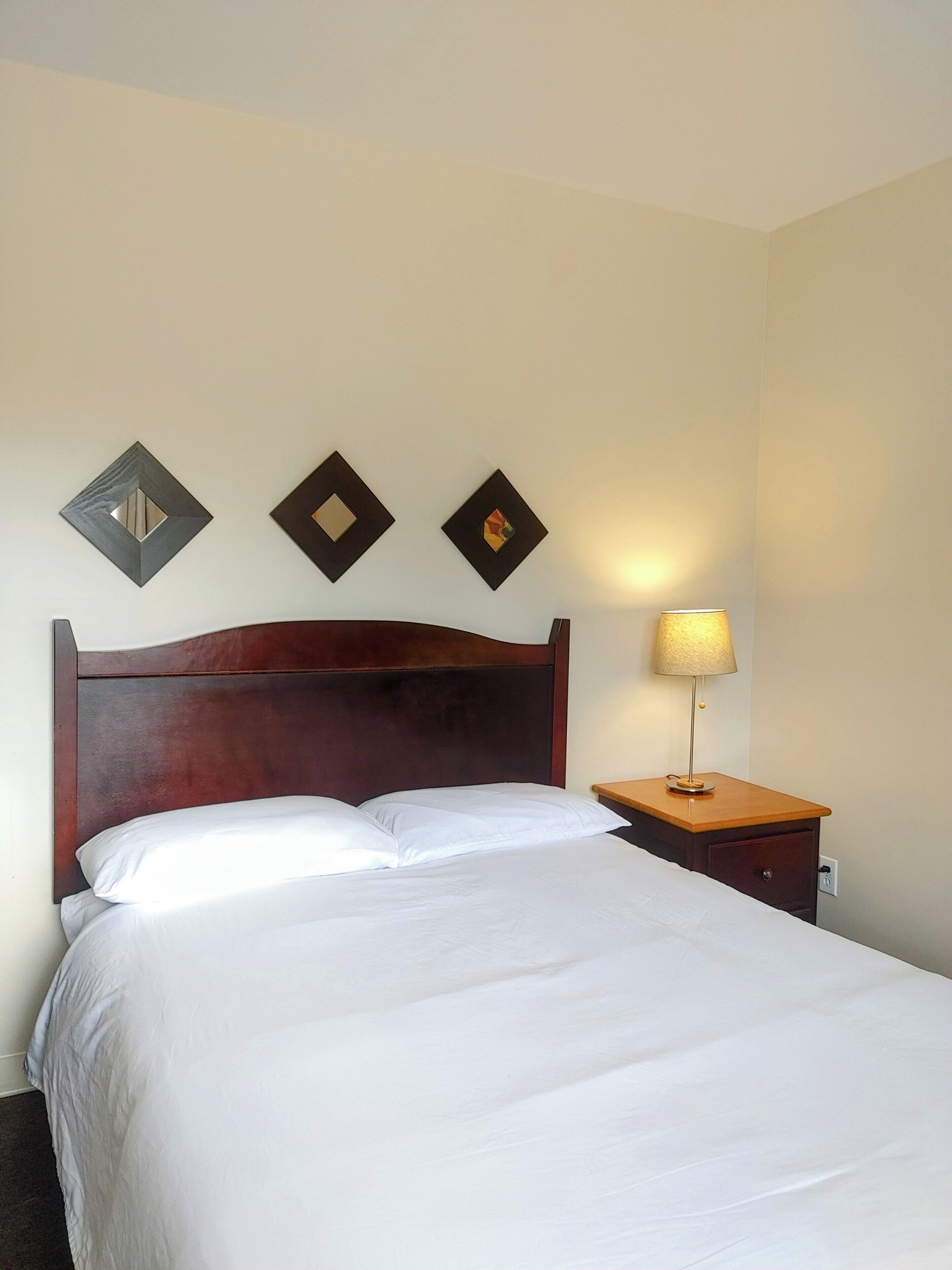 Cortines opaques, planxa i posts de planxar i wifi gratuïta 