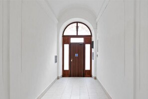 Interior - GuestHost - Cozy one bedroom apartment of 45sqm located on the FIRST FLOOR of a building without a lift, perfect for 2 people! Located in a completely renovated historic building and only 350m from Piazza Garibaldi and the Tribunal, in an area full of sh (Bari)