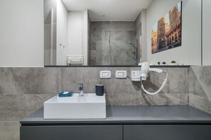 Shower, hair dryer, bidet, towels
