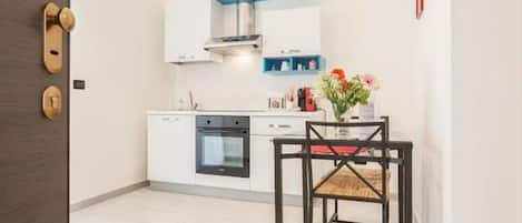 Refrigerador, horno, placa de cocina, cafetera/tetera