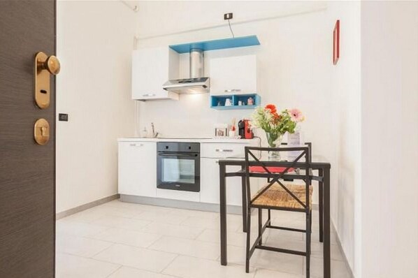 Fridge, oven, stovetop, coffee/tea maker