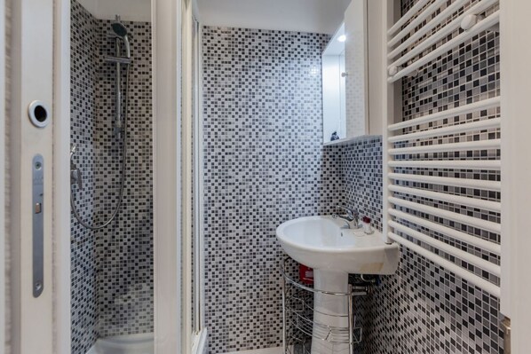Shower, hair dryer - GuestHost - Studio for 1 Sant'Ambrogio M2 - Walk everywhere! (Milano)