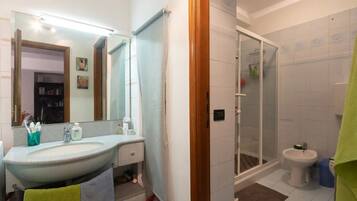 Dusche, Haartrockner, Bidet, Handtücher
