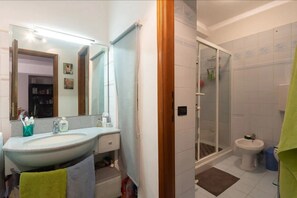 Douche, sèche-cheveux, bidet, serviettes fournies