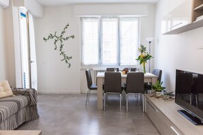 Dining - NEW! Apartment X6 with WIFI, A/C, underground M1! (Milano)