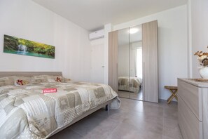 2 bedrooms, iron/ironing board, WiFi