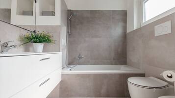Vasca, bidet, carta igienica