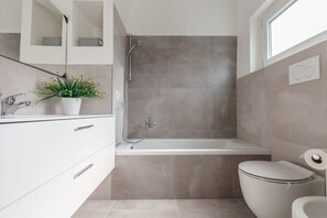 Banyera, bidet i paper higiènic 