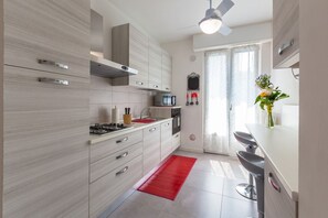 Fridge, microwave, oven, stovetop