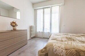 2 bedrooms, iron/ironing board, WiFi