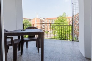 Outdoor dining - NEW! Apartment X6 with WIFI, A/C, underground M1! (Milano)