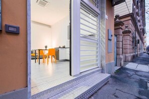 Outdoor dining - Comfortable and bright two-room apartment situated in an elegant district just outside the historic center of Bologna, a short distance from the Central Station.This apartment can comfortably accommodate up to 4 people and is equipped with every comfort, (Bologna)