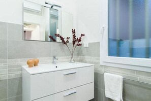 Douche, sĂšche-cheveux, bidet