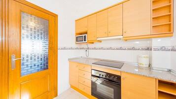 Een koelkast, een magnetron, een oven, een waterkoker