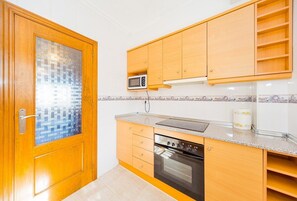 Geladeira, micro-ondas, fogão, chaleira elétrica