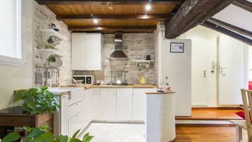 Kühlschrank, Mikrowelle, Herdplatte, Toaster