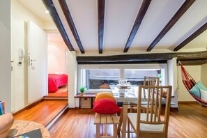 1 dormitorio, tabla de planchar con plancha, wifi y ropa de cama