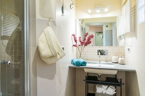 Shower, hair dryer, bidet, towels - Brand new one bedroom apartment a short distance from the center situated on the second floor of a historic building without elevator and can accommodate up to 4 people. You will also find a well-kept small terrace overlooking the greenery from the windo (Bologna)