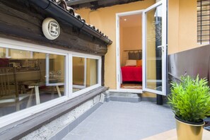 Outdoor dining - Brand new one bedroom apartment a short distance from the center situated on the second floor of a historic building without elevator and can accommodate up to 4 people. You will also find a well-kept small terrace overlooking the greenery from the windo (Bologna)