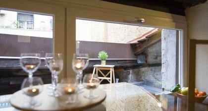 Brand new one bedroom apartment a short distance from the center situated on the second floor of a historic building without elevator and can accommodate up to 4 people. You will also find a well-kept small terrace overlooking the greenery from the windo