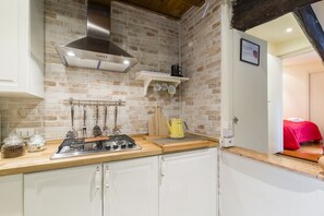 Een koelkast, een microgolfoven, een kookplaat, een broodrooster