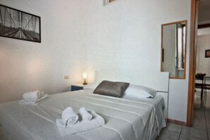 1 chambre, fer et planche à repasser, accès à Internet